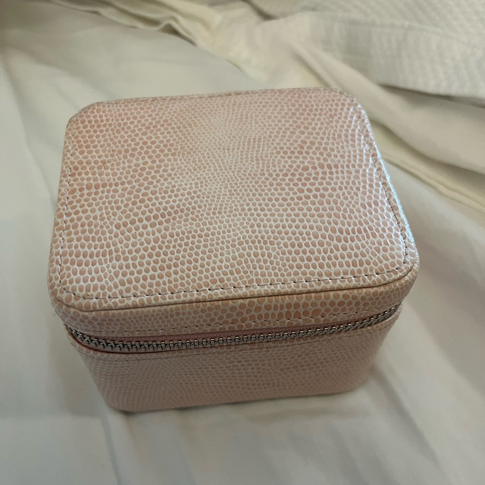 Travel jewelry case